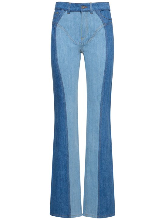 Nensi Dojaka: Jeans acampanados  de denim
