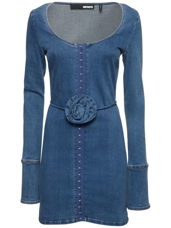 Rotate: Robe courte en denim stretch détail rose