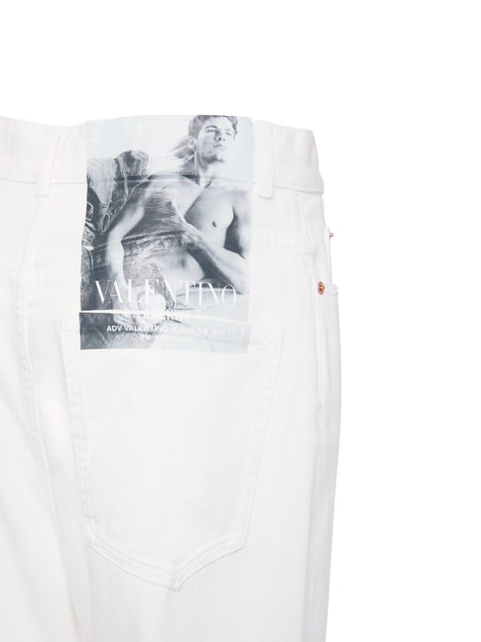 Valentino: JEANS AUS BAUMWOLLDENIM MIT WEITEM BEIN