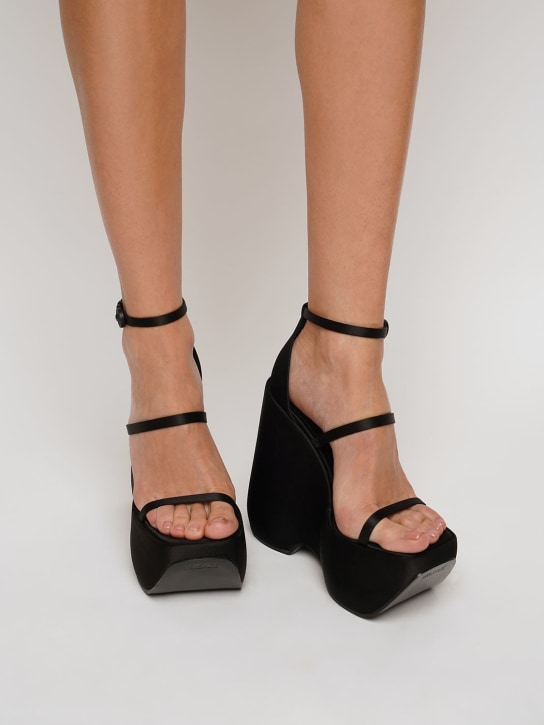 Versace: Sandales compensées en satin 160 mm