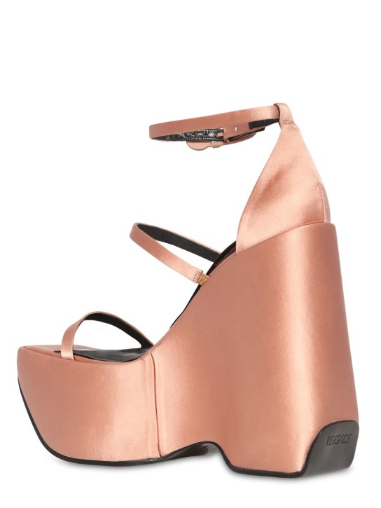 Versace: Sandales compensées en satin 160 mm