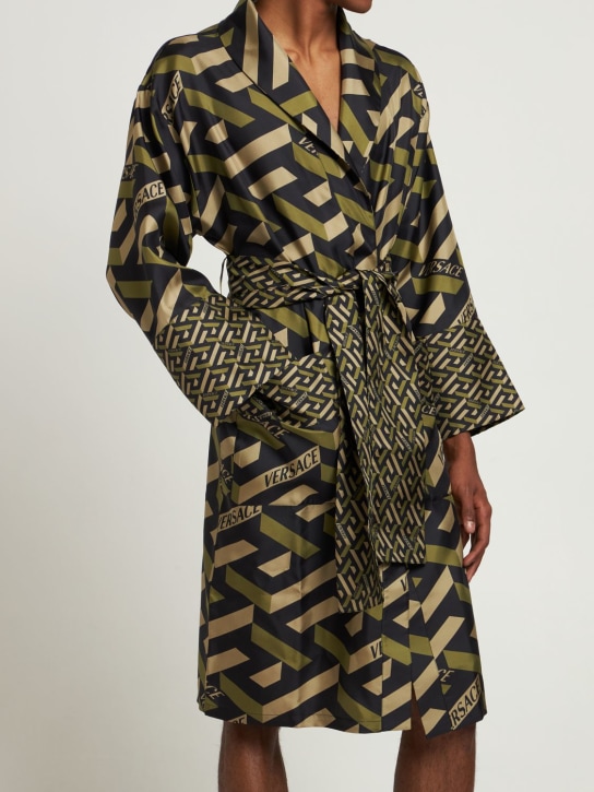 Versace: Monogram-Morgenmantel