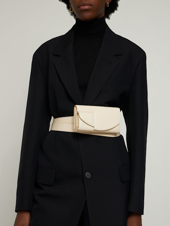 The Row: Sac banane en cuir brillant