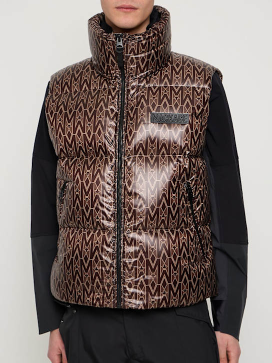 Mackage: Recycelte Daunenweste mit Monogramm-Druck „Kane“
