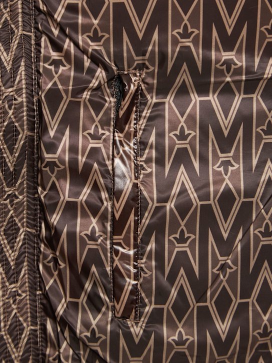 Mackage: Recycelte Daunenweste mit Monogramm-Druck „Kane“
