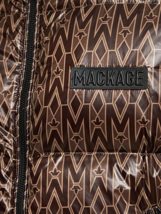 Mackage: Recycelte Daunenweste mit Monogramm-Druck „Kane“
