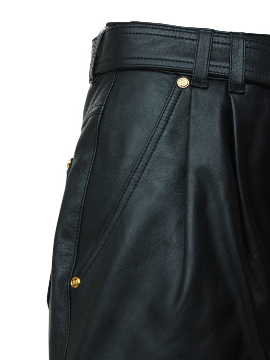 Balmain: Shorts de piel con cintura alta