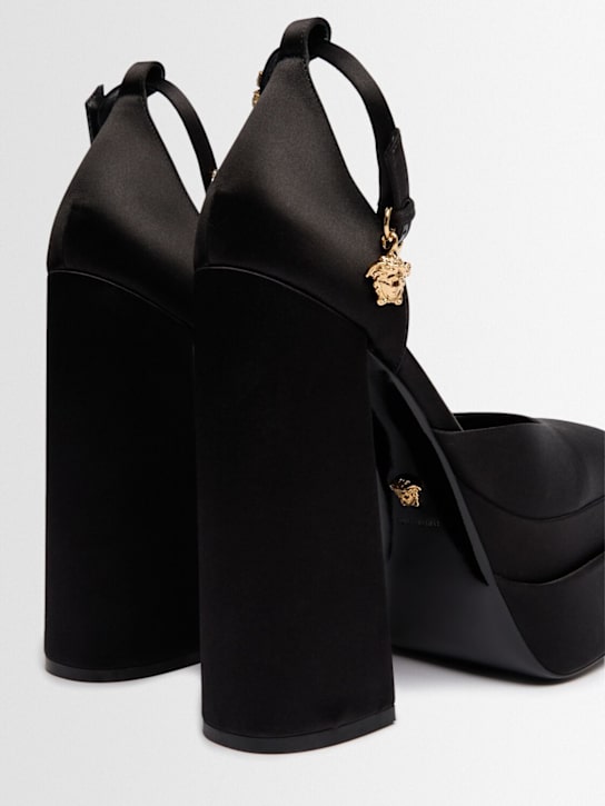 Versace: Escarpins compensées en satin 155 mm