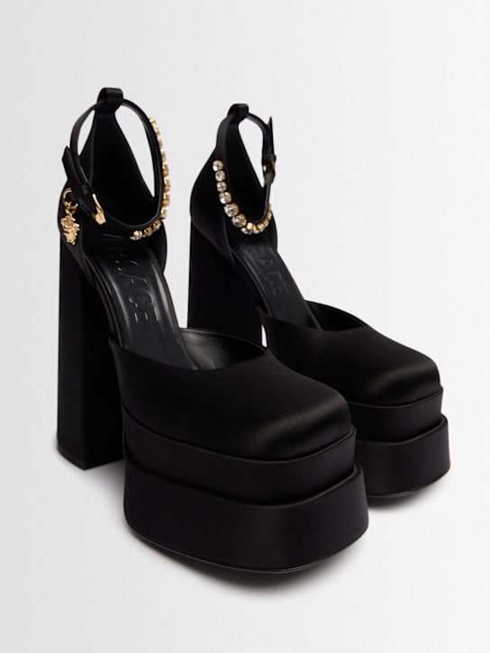 Versace: Escarpins compensées en satin 155 mm