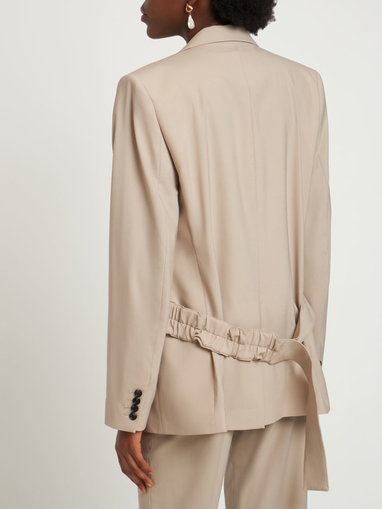 Nensi Dojaka: Blazer aus Viskosemischung mit Gürtel hinten