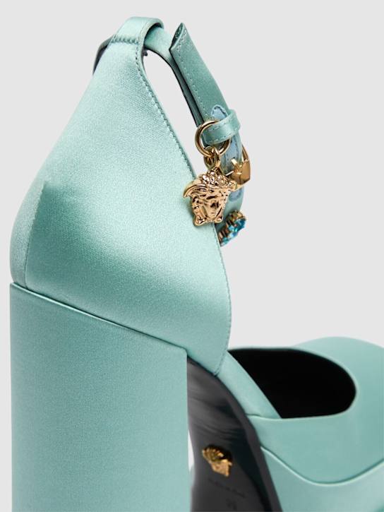 Versace: Escarpins compensées en satin 155 mm