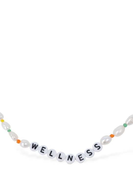Sporty & Rich: Collar Wellness de perlas sintéticas y cuentas
