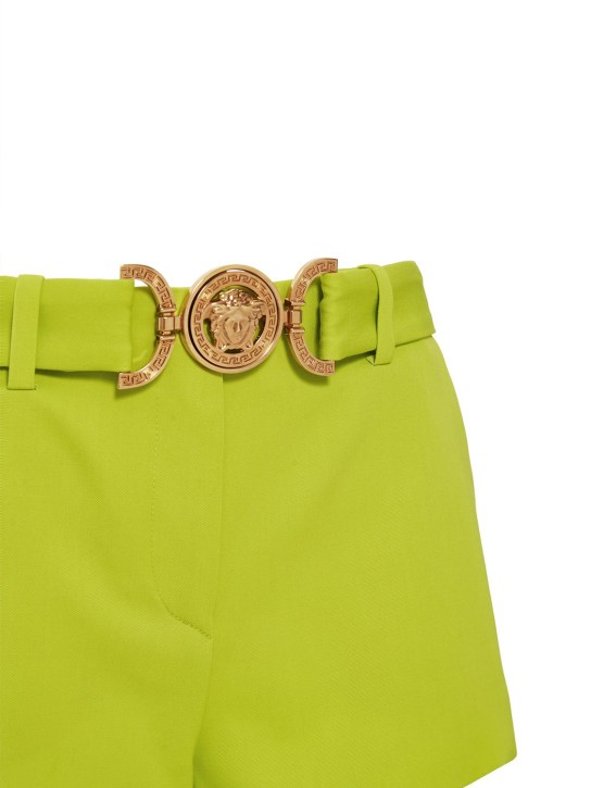 Versace: Short en sergé de laine à logo avec ceinture