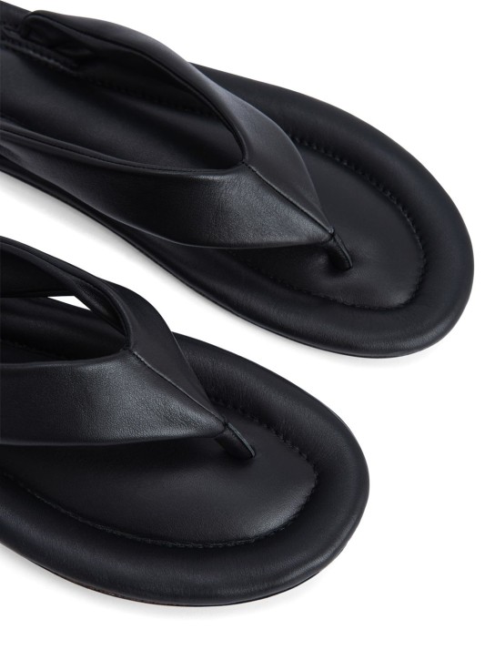 BY FAR: Tongs en cuir Dasha 10 mm