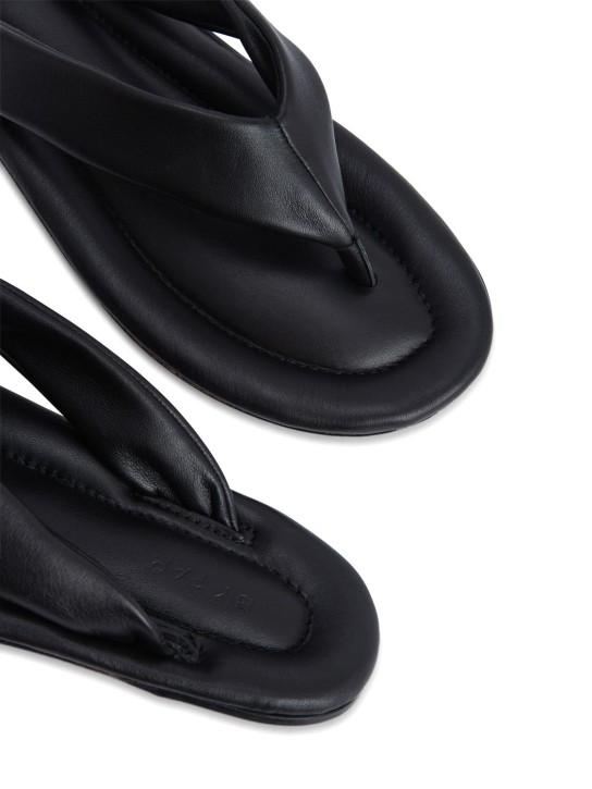 BY FAR: Tongs en cuir Dasha 10 mm
