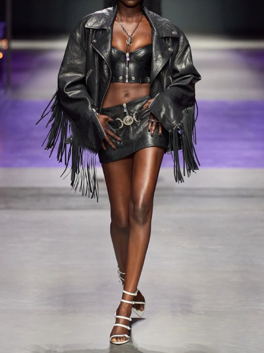 Versace: Jupe courte en cuir avec ceinture