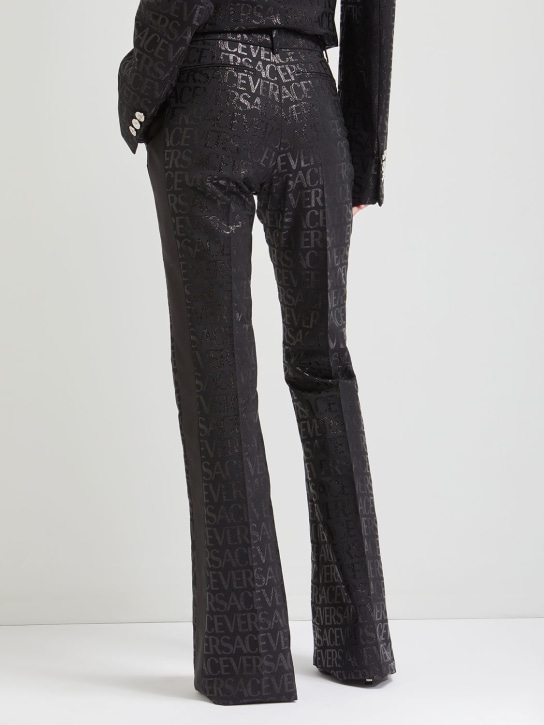 Versace: Pantalon évasé en jacquard à logo