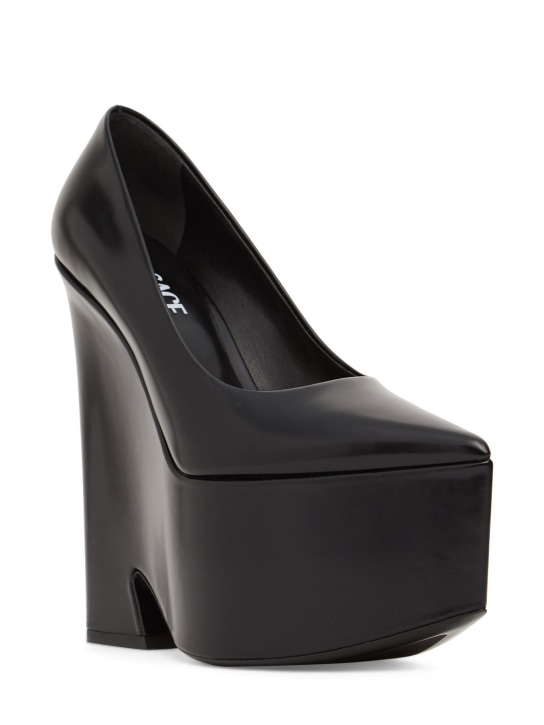 Versace: Escarpins en cuir verni Tempest 170 mm