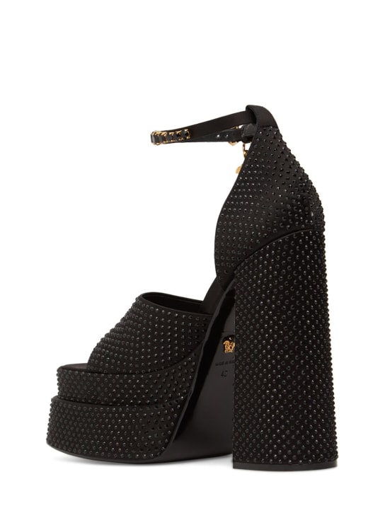Versace: Sandales en satin embelli 155 mm