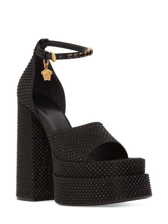 Versace: Sandales en satin embelli 155 mm