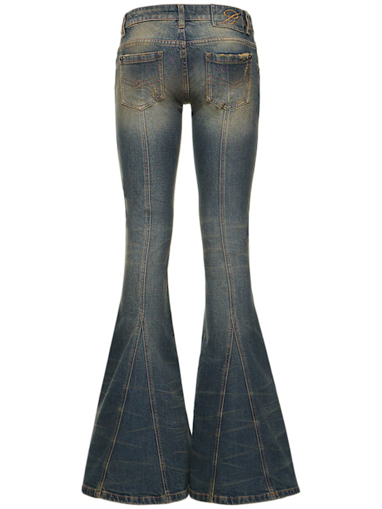 Blumarine: Jeans vita bassa in denim con borchie