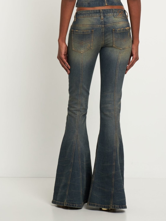 Blumarine: Jeans vita bassa in denim con borchie