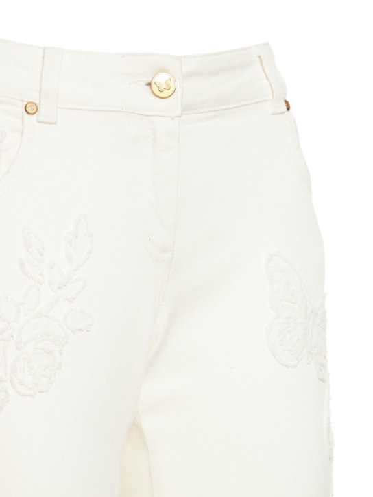 Blumarine: Bestickte Denimjeans mit niedrigem Bund
