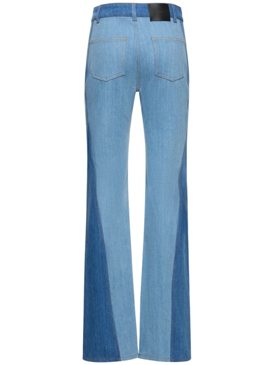 Nensi Dojaka: Jeans acampanados  de denim