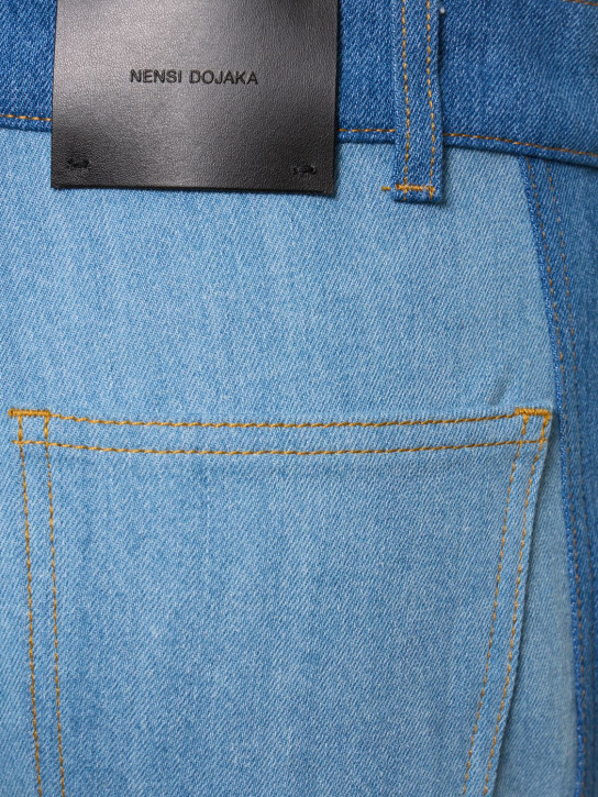Nensi Dojaka: Jeans acampanados  de denim