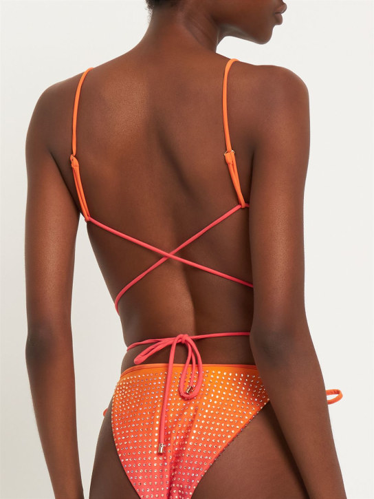 Self-portrait: Top de bikini triangular