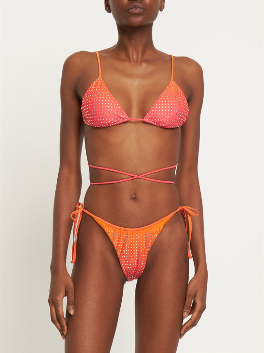 Self-portrait: Top de bikini triangular