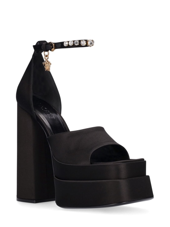 Versace: Sandales compensées en satin et viscose 110 mm