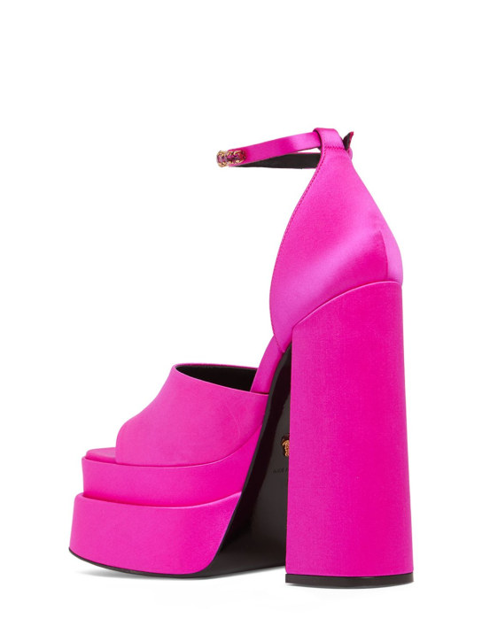 Versace: Sandales compensées en satin et viscose 110 mm