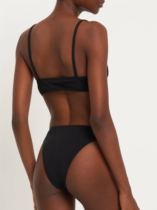 Lido: Bikini a la cadera