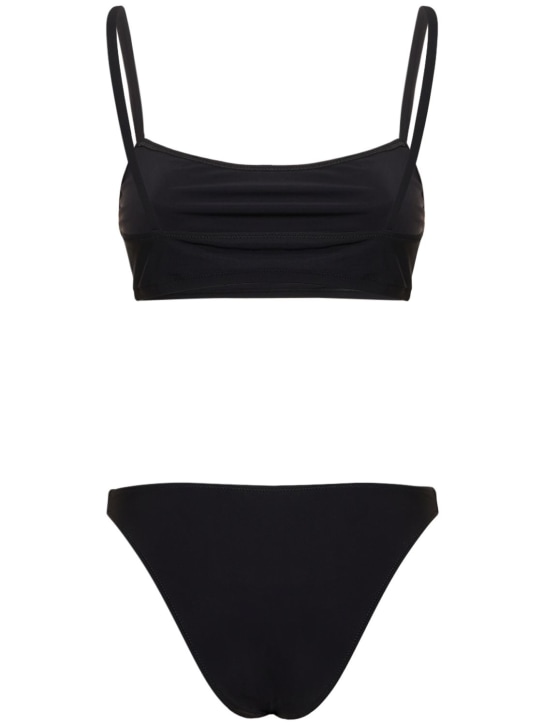 Lido: Bikini a la cadera
