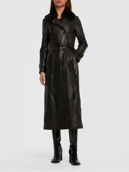 Blancha: Trenchcoat aus Shearling und Leder