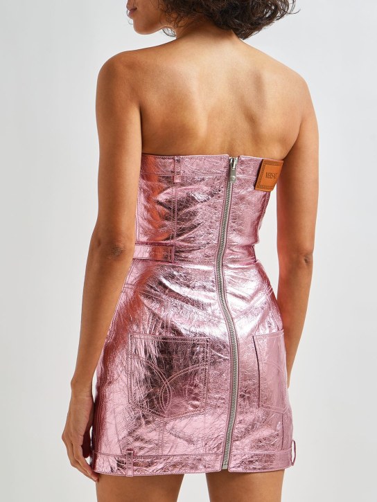 Versace: Robe courte en cuir plastifié Dua Lipa