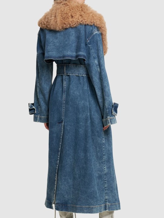 Blumarine: Trench-coat long en denim et shearling