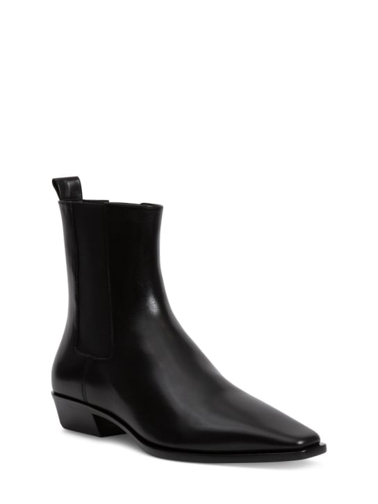 SIMKHAI: 35mm hohe Chelseastiefel aus Leder „Lennon“