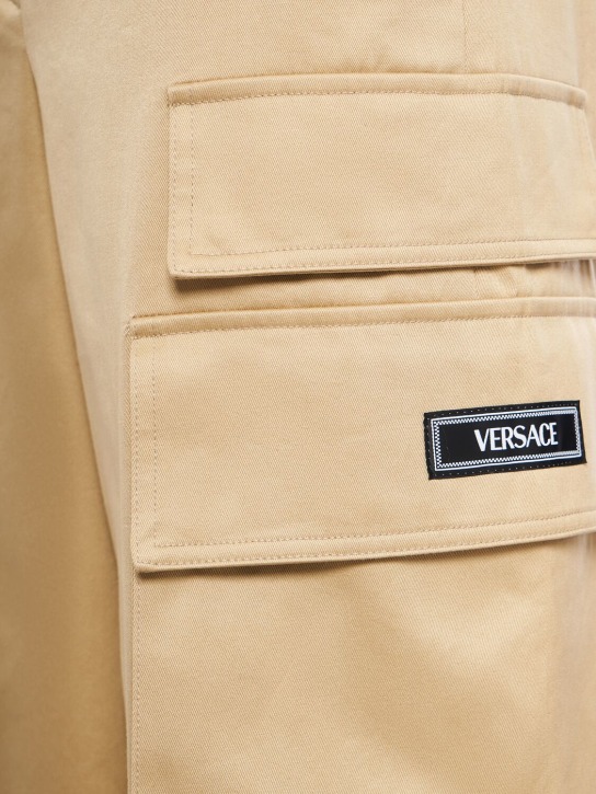 Versace: Pantalon cargo ample en gabardine de coton