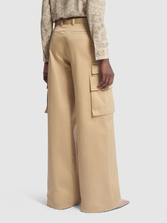 Versace: Pantalon cargo ample en gabardine de coton