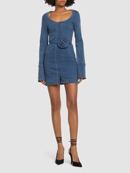Rotate: Robe courte en denim stretch détail rose