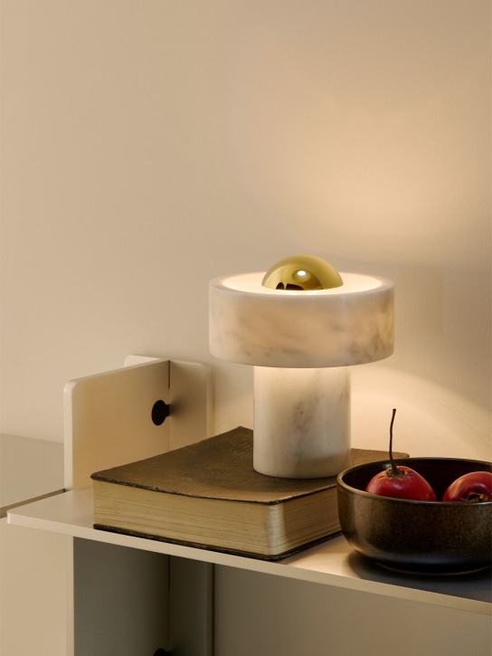 Tom Dixon: Lampada da tavolo LED portatile Stone