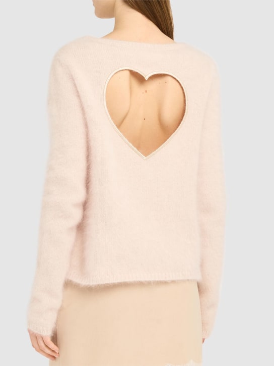 Blumarine: Flauschiger Pullover mit Herzausschnitt am Rücken