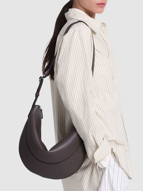 The Row: Schultertasche aus Narbleder „Jouve“