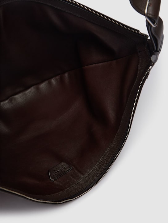 The Row: Schultertasche aus Narbleder „Jouve“