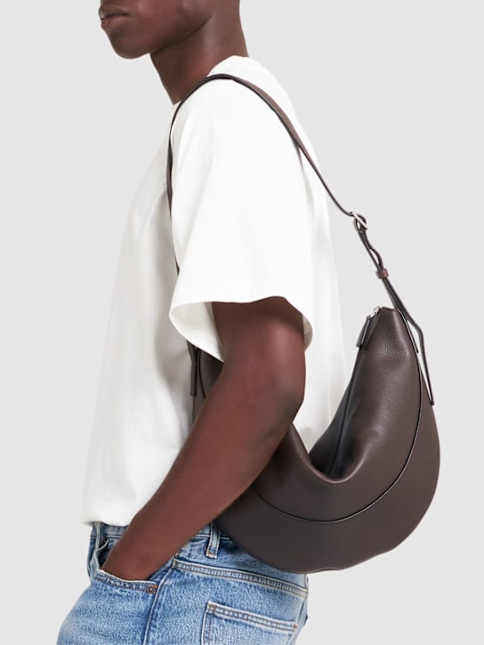 The Row: Schultertasche aus Narbleder „Jouve“