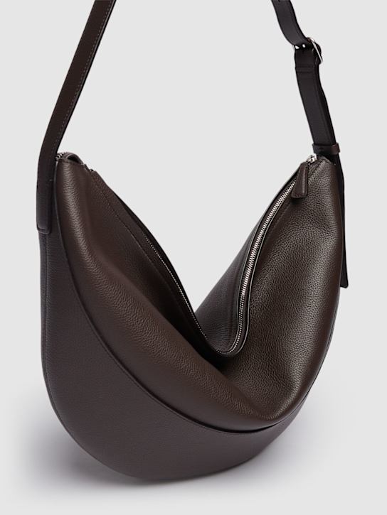 The Row: Schultertasche aus Narbleder „Jouve“
