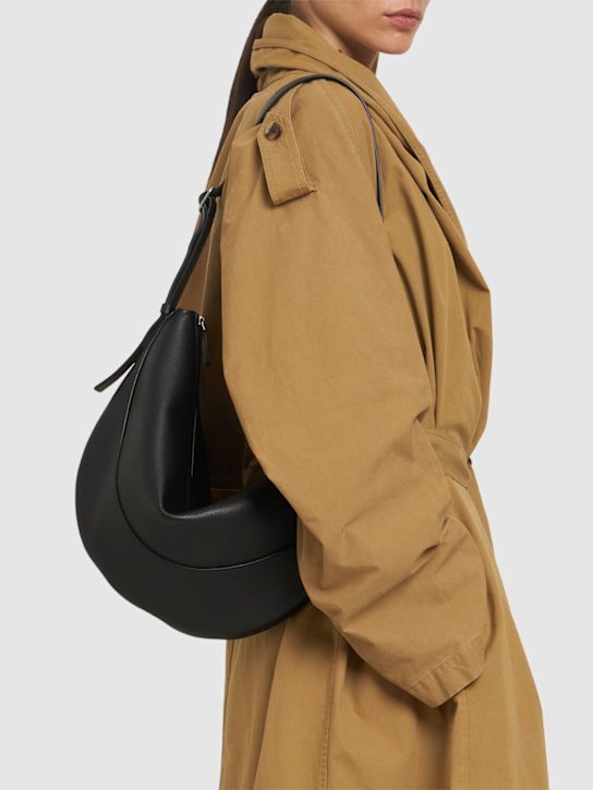 The Row: Schutertasche aus Narbleder „Jouve“