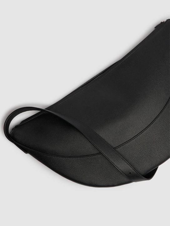 The Row: Schutertasche aus Narbleder „Jouve“